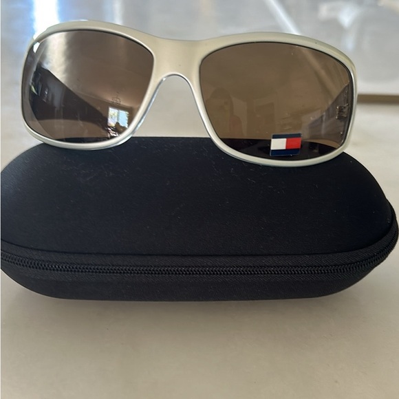 Tommy Hilfiger sunglasses - Picture 2 of 6